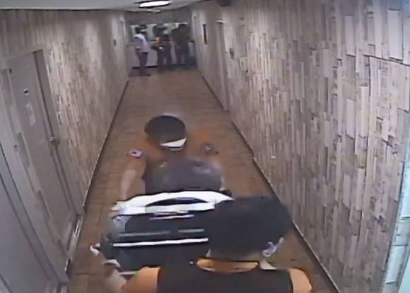 범인의 지시로 스파링하다 실신한 피해자 한 명이 119에 의해 병원으로 실려 가고 있다. - 창원해경 제공.