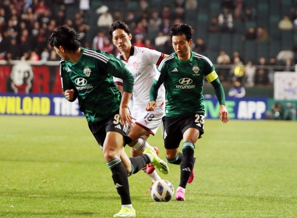 14일 오후 전북 전주월드컵경기장에서 열린 아시아축구연맹(AFC) 챔피언스리그 16강 1차전에서  전북 현대와 포항 스틸러스 경기에서 전북 김진수가 드리블하고 있다. 전주 연합뉴스