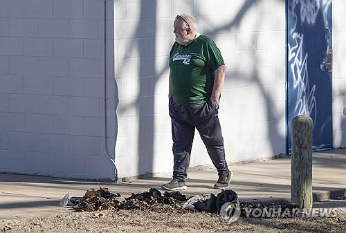 불에 탄 채 발견된 로빈슨 동상 잔해 [위치토 이글/AP=연합뉴스]