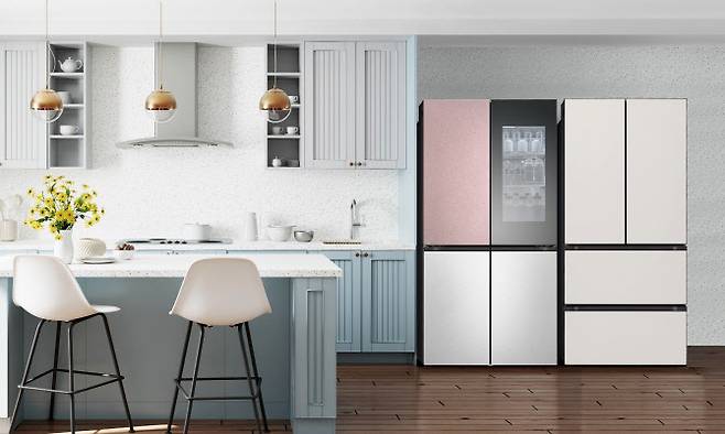 LG 디오스 ‘상냉장 하냉동 냉장고’(왼쪽)와 ‘김치냉장고’ 신제품이 배치된 모습. (사진=LG전자)