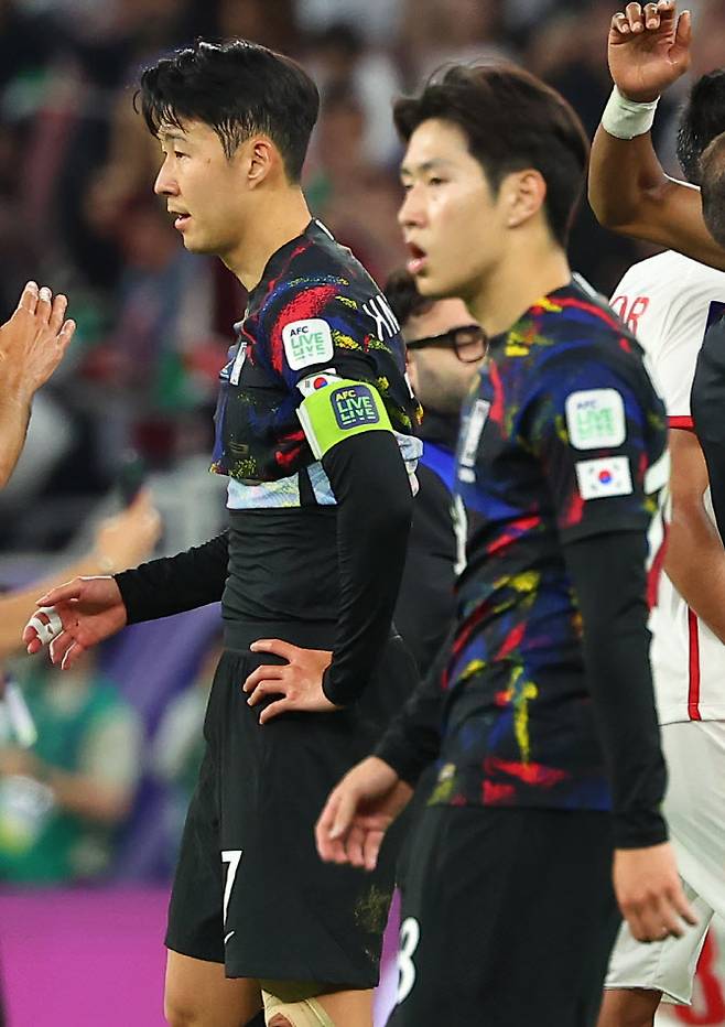 지난 7일(한국시간) 카타르 알라이얀 아흐마드 빈 알리 스타디움 열린 2023 아시아축구연맹(AFC) 아시안컵 요르단과 준결승전이 끝난 뒤 경기장을 나서는 손흥민과 이강인. 사진=연합뉴스