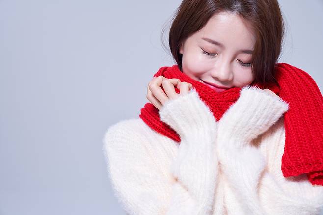 목도리는 주로 털실이나 모직 등의 소재가 사용된다. 이들 소재는 보온성은 좋지만 먼지가 잘 붙고 땀이나 피부각질이 떨어지면 세균과 집먼지 진드기의 온상이 될 수 있다. [사진= 게티이미지뱅크]