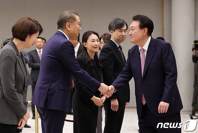 윤석열 대통령이 14일 용산 대통령실 청사에서 열린 임명장 수여식에서 박상욱 과학기술수석비서관과 악수를 나누고 있다. (대통령실 제공) 2024.2.14/뉴스1 ⓒ News1 오대일 기자