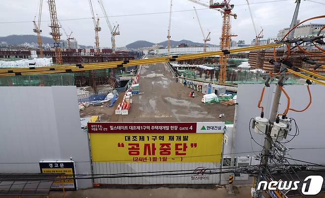 2일 오후 서울 은평구 대조동 대조1구역 주택재개발 현장 입구에 공사비 미지급으로 인한 공사 중단 안내문이 걸려 있다. 2024.1.2/뉴스1 ⓒ News1 김진환 기자