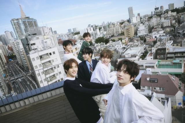 '보이후드 팝'을 내세운 TWS의 데뷔곡 '첫 만남은 계획대로 되지 않아'는 100위 밖에서 시작해 3주가 걸려 음원차트 톱5에 진입했다. /플레디스