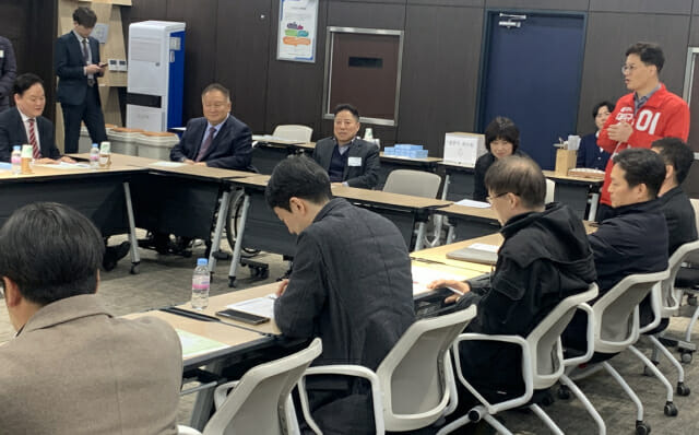 국민의 힘 이상민 의원(유성을, 윗줄 왼쪽 두 번째)과 이석봉 예비후보(대덕구, 윗줄 왼쪽에서 일곱번 째)가 15일   방위산업지식교류회에 참석해 국방 산업 지원을 약속했다.