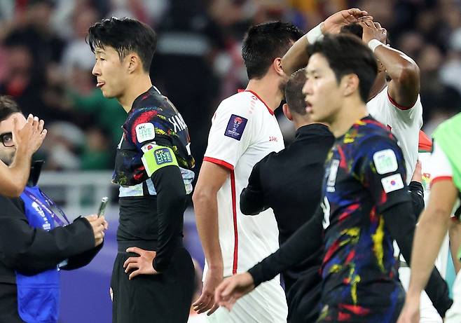 지난 7일(한국시간) 카타르 알라이얀 아흐마드 빈 알리 스타디움에서 열린 2023 아시아축구연맹(AFC) 아시안컵 요르단과의 준결승전을 마친 후 손흥민과 이강인이 아쉬워 하고 있다. /뉴스1