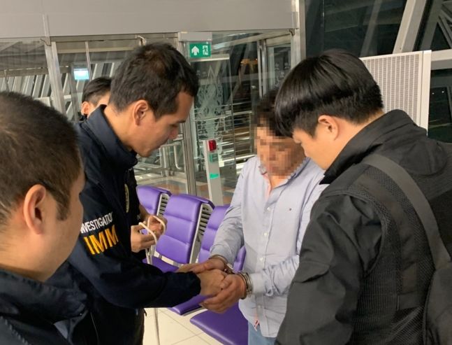 지난해 10월23일 택시기사를 살해하고 태국으로 달아난 40대 남성이 범행 11시간 만에 태국공항에서 붙잡혔다. (충남 아산경찰서 제공)