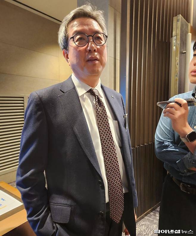 김준형 포스코퓨처엠 대표이사 사장이 15일 서울 서초 JW메리어트 서울에서 열린 한국배터리산업협회 정기이사회에서 기자들 질문에 답변하고 있다. 공동취재단