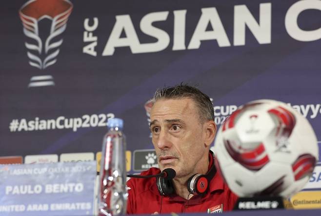 [도하(카타르)=뉴시스] 김근수 기자 = 아랍에미리트 축구 대표팀 파울루 벤투 감독이 27일(현지시간) 카타르 도하 메인미디어센터에서 타지키스탄과 16강전을 하루 앞두고 열린 공식 기자회견에서 취재진 질문에 답하고 있다. 2024.01.27. ks@newsis.com /사진=뉴시스