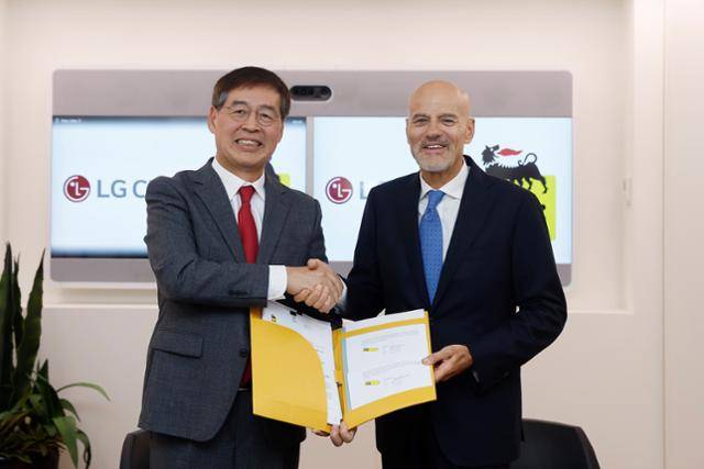 신학철(왼쪽) LG화학 부회장이 클라우디오 데스칼지 이엔아이(ENI) 최고경영자(CEO)와 차세대 바이오 오일(HVO) 생산 합작법인 설립을 위한 본계약을 체결하고 기념촬영을 하고 있다. LG화학 제공