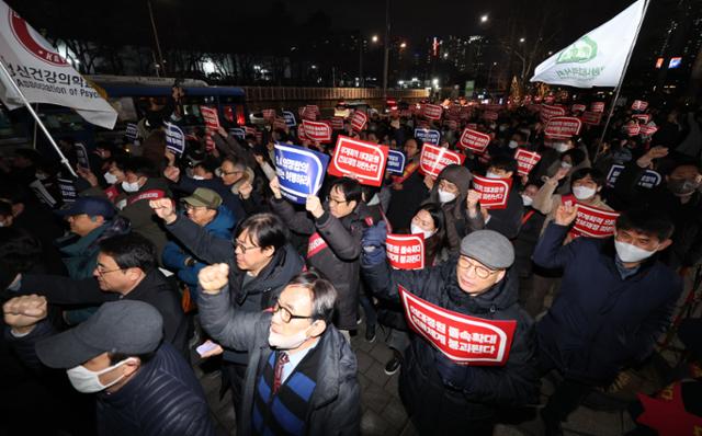 서울시의사회 회원들이 15일 오후 서울 용산구 전쟁기념관 앞에서 열린 의대 정원 증원 저지를 위한 궐기대회에서 의대 증원을 규탄하며 구호를 외치고 있다. 뉴스1