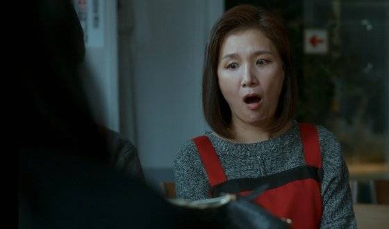 ‘내 남편과 결혼해줘’의 엄마. 딸 살인을 제안을 받으면서도 돈을 보고 반색하는 모습이다. [사진 tvN]