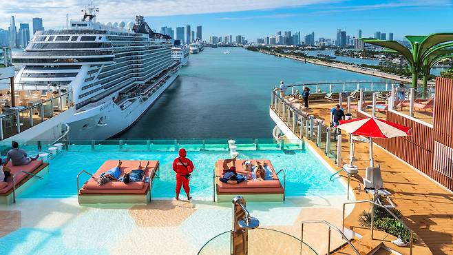 16층 야외의 인피니티풀은 자리 경쟁이 가장 치열한 장소 중 하나다.