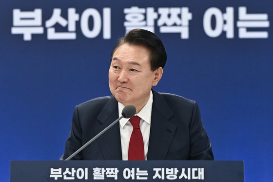 윤석열 대통령이 13일 부산시청에서 열린 국민과 함께하는 민생토론회 '부산이 활짝 여는 지방시대'에 참석, 발언을 하고 있다. 대통령실