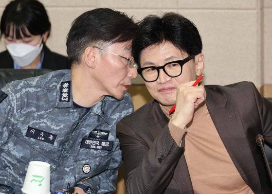 한동훈 국민의힘 비상대책위원장과 이국종 국군대전병원장이 15일 대전시 유성구 대전국군병원에서 대화를 나누고 있다. 2024.2.15/뉴스1