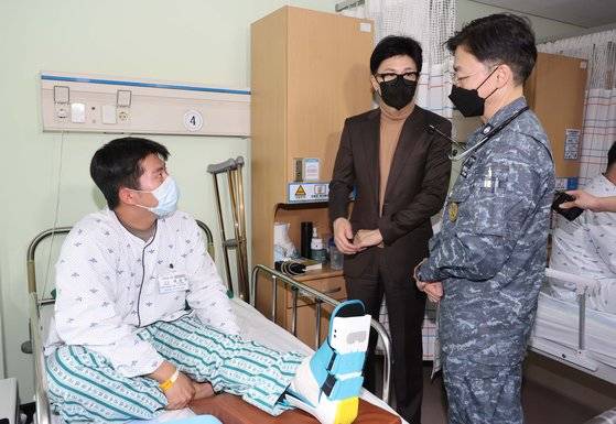 한동훈 국민의힘 비상대책위원장이 15일 오후 대전시 유성구 국군대전병원을 방문해 입원한 국군 장병을 위문하고 있다. 2024.2.15/뉴스1