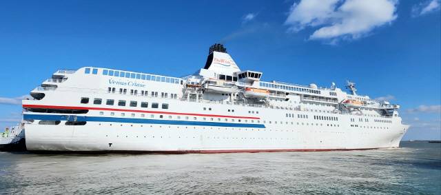 ▲ 700여명이 탑승할 수 있는 두원상선의 국내 유일 아웃바운드 크루즈선의 모항이 당초 동해항에서 포항영일신항으로 결정될 전망이다. 중형 크루즈선 ‘이스턴비너스’호.