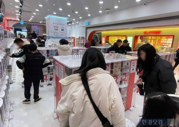 일본이 원조인 '가챠'(캡슐토이) 전문점이 국내에 처음으로 들어서자 사람들이 발걸음이 몰리고 있다. /사진=김세린 기자