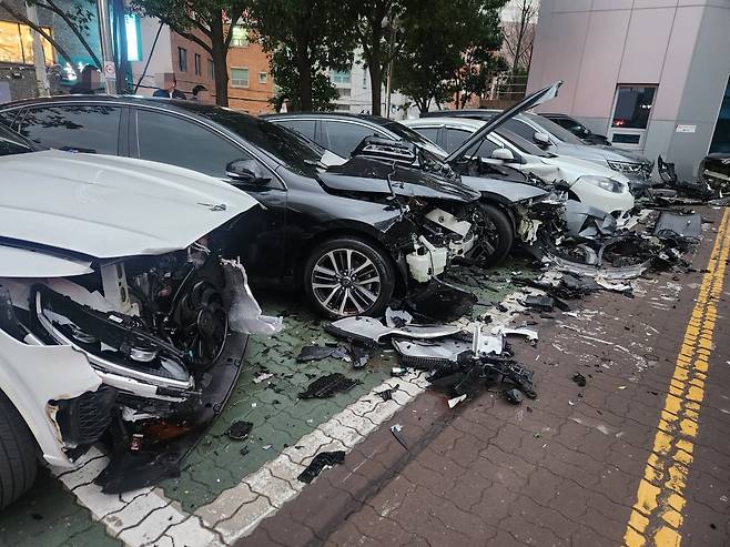 15일 오후 부산 서구청 주차장에서 주행하던 승용차가 갑자기 돌진하면서 차량 6∼7대를 잇달아 들이받았다. 이 사고로 운전자 등 2명이 병원으로 옮겨졌다. 사진은 사고가 발생한 주차장 모습. 사진=연합뉴스