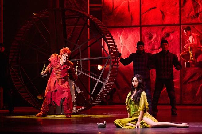 뮤지컬 <노트르담 드 파리>에서 배우 양준모(왼쪽)가 ‘콰지모도’를 연기하고 있다. 마스트인터내셔널 제공