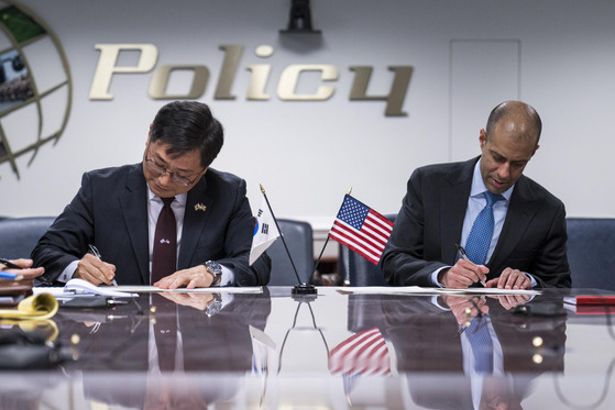 Cho Chang-rae, left, Korea’s deputy defense minister for policy, and Vipin Narang, U.S. principal deputy assistant secretary of defense for space policy, sign a framework document on the South Korea-U.S. Nuclear Consultative Group (NCG) at the Pentagon in Virginia on Monday. [DEFENSE MINISTRY]