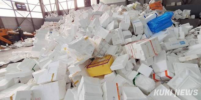 전국 지자체 자원순환센터는 설·추석과 같은 명절 때마다 늘어나는 스티로폼으로 몸살을 앓는다. 과일을 개별 포장하는 데 쓰인 스티로폼 받침이나 음식물이 묻은 스티로폼은 재활용도 어렵다.