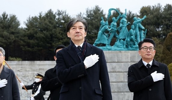 오늘(15일) 국립대전현충원을 찾아 국기에 경례하는 조국 전 법무부 장관 / 사진=연합뉴스