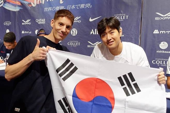 파비앙과 이강인이 태극기를 들고 기념촬영을 하고 있다. [사진출처 = 인스타그램]