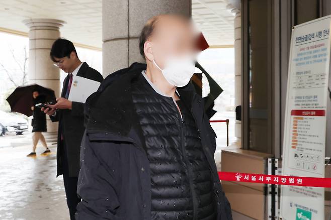 테슬라 자동차 사고로 차주를 사망에 이르게 한 대리기사가 실형을 선고받았다. 사진은 해당 대리운전 기사가 15일 오후 서울 마포구 서울서부지방법원에서 열린 선고 공판에 출석하고 있는 모습. /사진=뉴스1