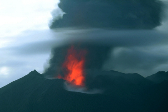 일본 규슈 남부의 화산섬인 사쿠라지마(櫻島)가 14일 오후 6시 33분쯤 분화해 연기가 5㎞까지 치솟았다. 무인측정카메라에 의해 촬영된 분화 모습. 교도통신 연합뉴스