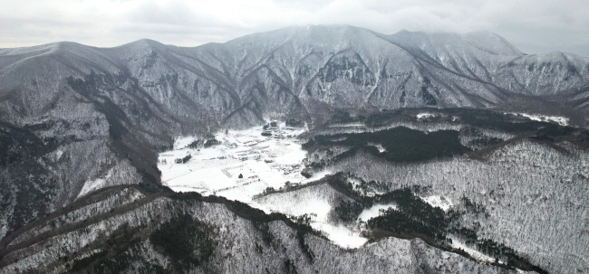 온통 산으로 둘러싸인 나리분지. 우리나라에서 가장 눈이 많이 내리는 곳이다.