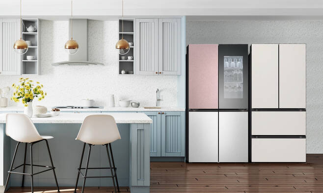 LG전자가 이달 출시하는 LG 디오스 ‘상냉장 하냉동 냉장고’(왼쪽)와 ‘김치냉장고’가 배치된 인테리어 이미지. [LG전자 제공]