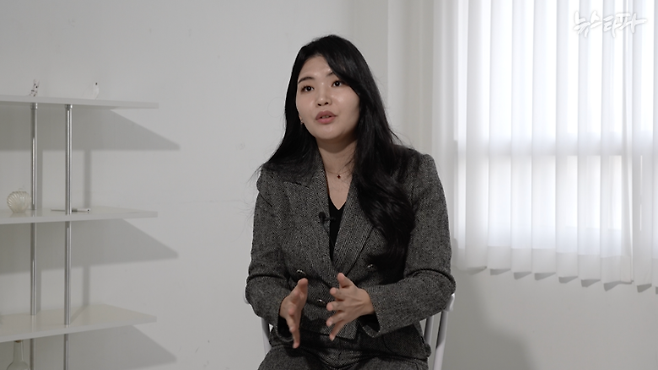 국회를 바라보고 있는 22대 총선 국민의힘 영입 인재인 정혜림 씨. 국내 대기업에서 ESG 부문을 담당했던 1992년생 정혜림 씨는 '기후위기 문제를 해결하고 싶다'며 22대 총선 출마를 결심했다. 