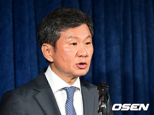 [OSEN=김성락 기자] 31일 오후 서울 종로구 대한축구협회 축구회관에서 징계 사면권 재심의 임시 이사회가 열렸다. 지난 28일 대한축구협회(KFA)에서 발표한 징계 중인 축구 100인에 대한 ‘기습 사면 조치’에 대해 거센 비난이 쏟아지면서 재심의를 결정했다.정몽규 대한축구협회 회장이 입장문을 발표하고 있다. 2023.03.31 /ksl0919@osen.co.kr