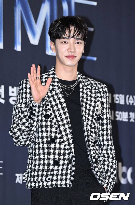 [OSEN=이대선 기자] 15일 오후 서울 마포구 스탠포드 호텔에서 JTBC 신규 예능 '피크타임(PEAK TIME)' 제작발표회가 진행됐다.하이라이트 이기광이 포토타임을 가지고 있다. 2023.02.15 /sunday@osen.co.kr