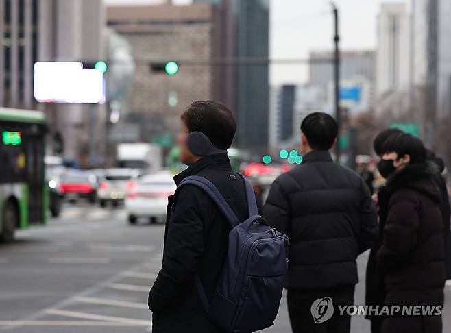 살짝 쌀쌀해진 출근길 [연합뉴스 자료사진]