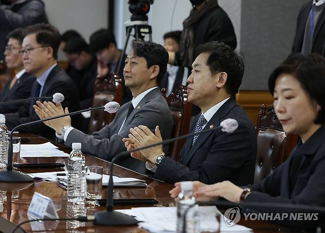 금융위, 맞춤형 기업금융 은행장 간담회 (서울=연합뉴스) 이지은 기자 = 15일 오전 서울 중구 은행연합회에서 열린 맞춤형 기업금융 은행장 간담회에서 김주현 금융위원장(오른쪽 두번째)과 안덕근 산업통상자원부 장관(오른쪽 세번째)이 오영주 중소벤처기업부 장관의 발언 뒤 박수를 치고 있다. 정부와 금융권은 첨단산업 영위 대기업 등에 20조원, 중견기업에 15조원, 중소기업에 41조원 등 모두 76조원에 달하는 맞춤형 금융지원에 나선다. 2024.2.15 jieunlee@yna.co.kr