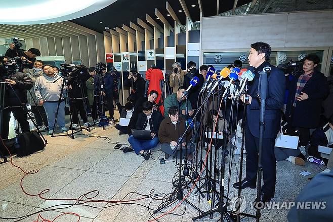 회의 결과 브리핑하는 황보관 본부장 (서울=연합뉴스) 신현우 기자 = 황보관 대한축구협회 기술본부장이 15일 오후 서울 종로구 축구회관에서 2024년도 제1차 국가대표전력강화위원회 회의 결과를 설명하고 있다.
    이날 국가대표전력강화위원회는 위르겐 클린스만 국가대표팀 감독의 경질을 협회에 건의했다. 2024.2.15 nowwego@yna.co.kr