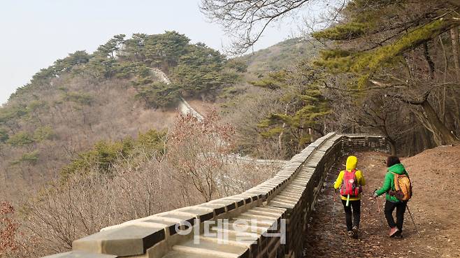 남한산성 남문에서 서문 방향으로 오르는 등산객.
