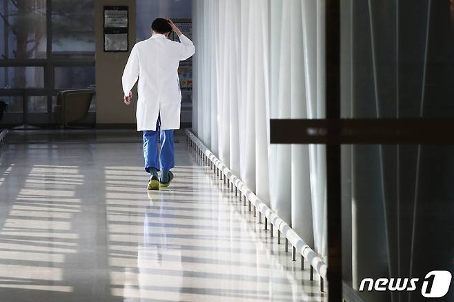 13일 서울의 한 대형 종합병원에서 의료진이 발걸음을 옮기고 있다. 2024.2.13/뉴스1 ⓒ News1 이광호 기자