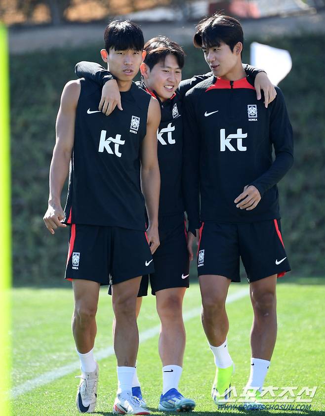 대한민국 축구대표팀이 21일(현지시간) 오전 카타르 도하 알 아글라 트레이닝 센터에서 회복훈련을 진행했다. 정우영, 이강인, 설영우가 훈련 전 대화를 나누고 있다. 도하(카타르)=박재만 기자 pjm@sportschosun.com/2023.01.21/