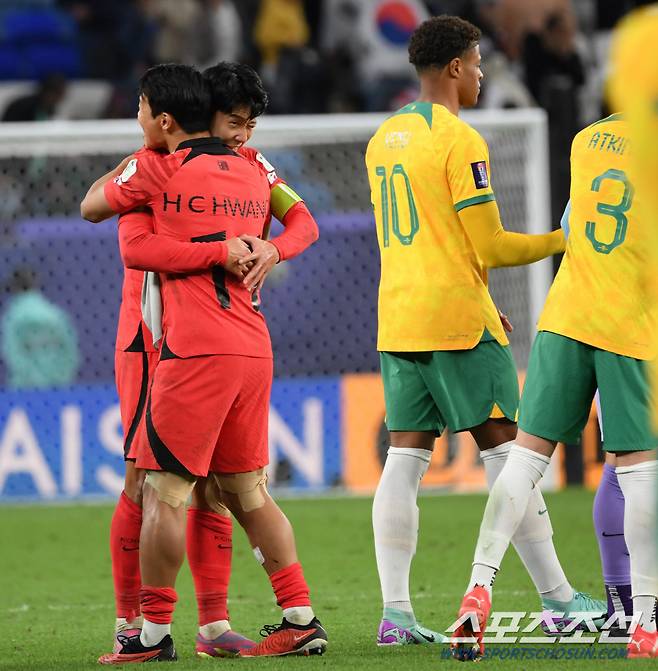 2일(현지시간) 카타르 알와크라 알자누브 스타디움에서 열린 2023 아시아축구연맹(AFC) 카타르 아시안컵 8강전 대한민국과 호주의 경기. 경기에서 승리한 대한민국 손흥민과 황희찬이 기뻐하고 있다. 알와크라(카타르)=박재만 기자pjm@sportschosun.com/2023.02.02/