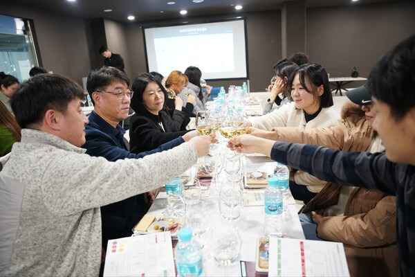 과천 푸르지오 라비엔오 입주민들이 와인 시음을 하는 모습 ⓒ대우건설