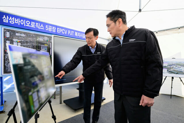 16일 삼성바이오로직스 인천사업장을 찾은 이재용 회장이 5공장 건설 현장에서 관계자 브리핑을 듣고 있다.(사진=삼성전자)