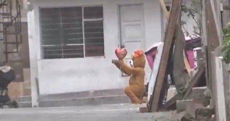 곰 인형 탈을 쓴 페루 경찰이 마약상을 체포하기 위해 초콜릿과 풍선을 선물하는 척하며 유인하고 있다. [이미지출처=엑스(X·옛 트위터)]