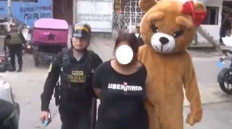 곰 인형 탈을 쓴 페루 경찰(오른쪽)이 마약상(가운데)를 연행하고 있다. [이미지출처=엑스(X·옛 트위터)]