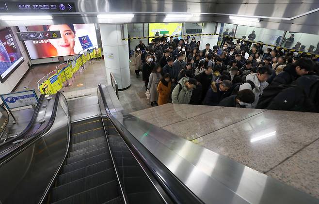 13일 오전 서울 광화문역의 에스컬레이터가 고장 나 출근하는 시민들이 계단을 이용하고 있다. 해당 에스컬레이터는 베어링 부품 파손으로 2주간 멈췄다. 부품을 중국에서 가져와 수리해야 하기 때문에 2주 정도 걸렸다. 이로 인해 출근길에 오른 시민들은 불편을 겪었다./박성원 기자