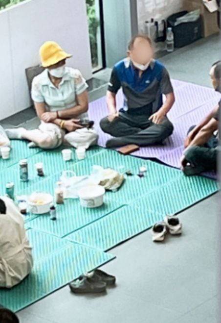 쿠팡 본사 로비에서 농성중인 노조원들. /독자제공