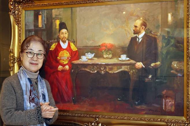 김봉희 작가가 서울 신촌 세브란스병원 본관에서 작품'제중원을 꿈꾸다'를 배경으로 포즈를 취하고 있다. 지금 그림은 복사본으로, 원본은 지난 14일 프랑스 파리 그랑팔레에서 개막한 '르 살롱'전에 전시돼 있다. 사진=서동일기자